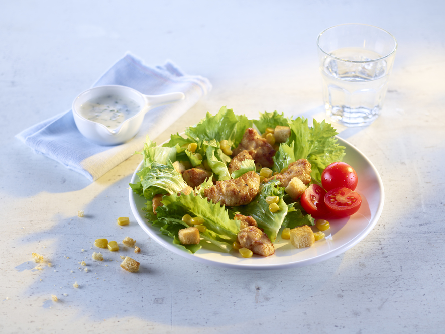 Frische Salate der Saison mit Hähnchenbrust und Joghurt-Dressing
